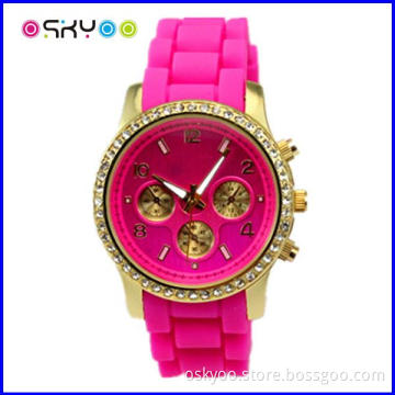 Fashion Sports OEM/ODM Geneva Gold Diamond Watch (P5902)
